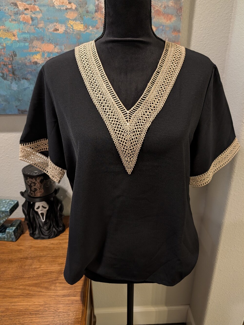 Boutique Style V-Neck Figure Flattering Women's Top Medium NWOT